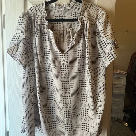 Black and White Patterned Top with Madarin Collar - Picture 3 of 4